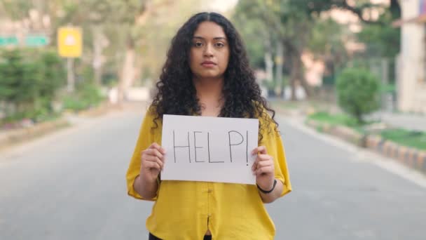 Cabello Rizado Chica India Pie Con Cartel Ayuda — Vídeos de Stock