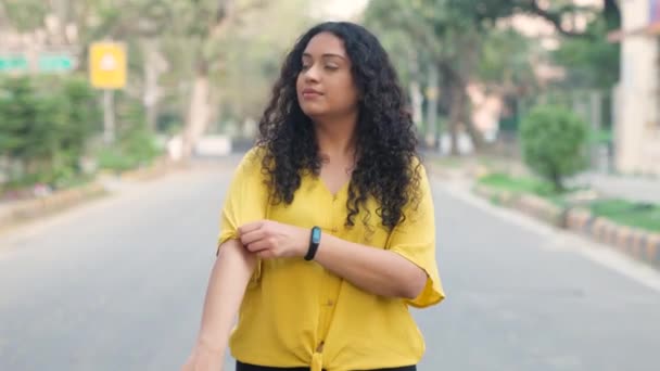 Indien Fille Avec Bouclé Cheveux Ajustement Vêtements — Video