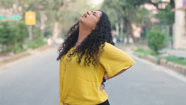 India Chica Con Pelo Rizado Tener Dolor Espalda — Vídeos de Stock