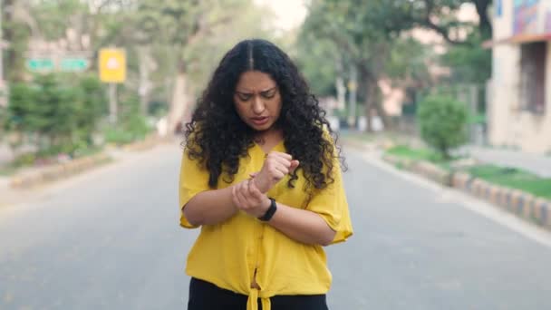 India Chica Con Pelo Rizado Teniendo Dolor Muñeca — Vídeos de Stock