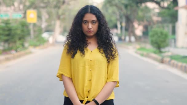 Indiai Lány Göndör Haj Érzés Bűnös — Stock videók