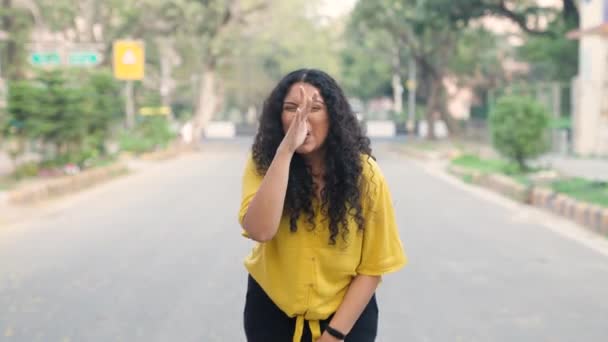Ινδή Σγουρά Μαλλιά Κάνοντας Αστεία Πρόσωπα — Αρχείο Βίντεο