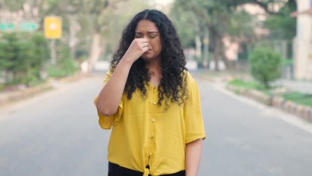 Gadis India Dengan Rambut Curly Merasa Tidak Nyaman Dengan Bau — Stok Video