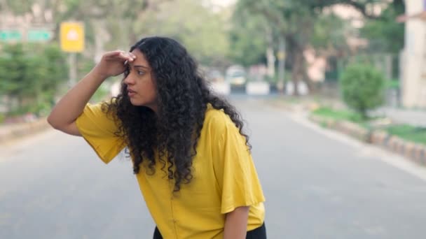 Індійська Дівчина Кучеряве Волосся Дивлячись Навколо Рукою Лобі — стокове відео