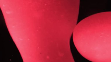 Kırmızı lav lambasının detaylı makro çekimlerini kapat. Yavaşça akıyor ve zarifçe köpürüyor. Diğer renklerde de kullanılabilir.