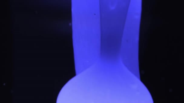 Закройте Подробные Макроснимки Фиолетовой Лавовой Лампы Медленно Текущей Изящно Пузырящейся — стоковое видео