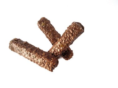 Beyaz arka planda beng-beng çikolatasından atıştırmalıklar.