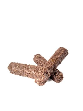 Beyaz arka planda beng-beng çikolatasından atıştırmalıklar.