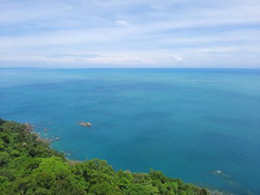 Yoğun ormanlar ve mavi sularla dolu geniş denizler.