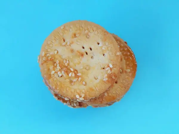 Bisküviler mavi arkaplanda güzelce düzenlenmiş.