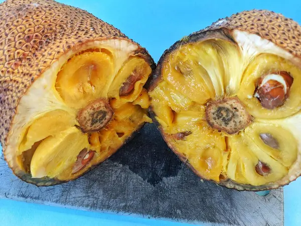 Olgunlaşmış ve bölünmüş cempedak meyvesi