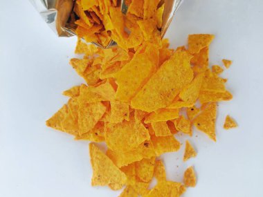 Beyaz arka planda patates cipsi.