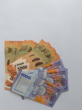 Sambas, Endonezya-24 Ocak 2024: Sambas, Endonezya-24 Ocak 2024: Beyaz arkaplan üzerine yeni Endonezya banknotları