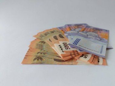 Sambas, Endonezya-24 Ocak 2024: Sambas, Endonezya-24 Ocak 2024: Beyaz arkaplan üzerine yeni Endonezya banknotları