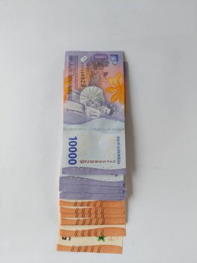 Sambas, Endonezya-24 Ocak 2024: Sambas, Endonezya-24 Ocak 2024: Beyaz arkaplan üzerine yeni Endonezya banknotları