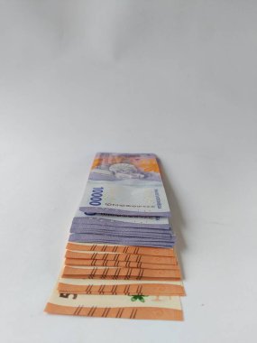 Sambas, Endonezya-24 Ocak 2024: Sambas, Endonezya-24 Ocak 2024: Beyaz arkaplan üzerine yeni Endonezya banknotları