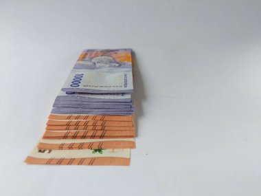 Sambas, Endonezya-24 Ocak 2024: Sambas, Endonezya-24 Ocak 2024: Beyaz arkaplan üzerine yeni Endonezya banknotları