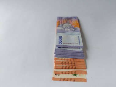 Sambas, Endonezya-24 Ocak 2024: Sambas, Endonezya-24 Ocak 2024: Beyaz arkaplan üzerine yeni Endonezya banknotları