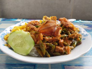 Beyaz pirinç ve kızarmış tuzlanmış balık.