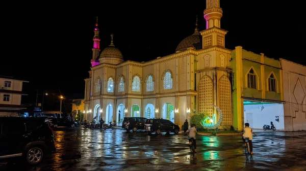 Sambas, Endonezya - 25 Ocak 2024: Sambass, Batı Kalimantan 'daki camii manzarası
