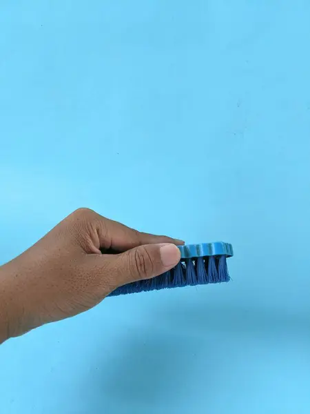 Plastikten yapılmış çamaşır fırçası.