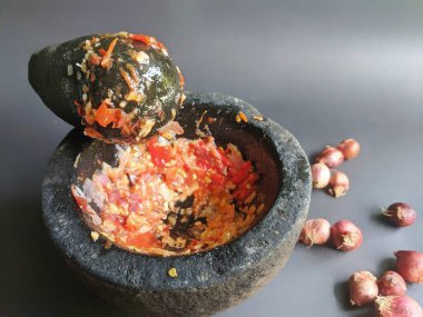 Geleneksel biber öğütme yöntemi, siyah arka planda