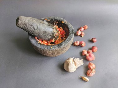 Geleneksel biber öğütme yöntemi, siyah arka planda