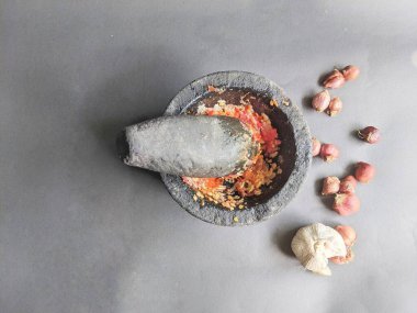 Geleneksel biber öğütme yöntemi, siyah arka planda