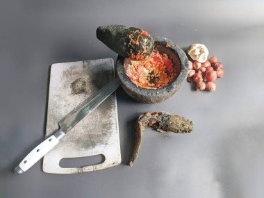 Geleneksel biber öğütme yöntemi, siyah arka planda