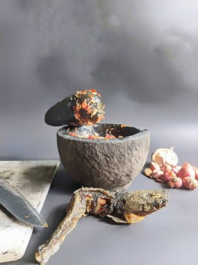 Geleneksel biber öğütme yöntemi, siyah arka planda