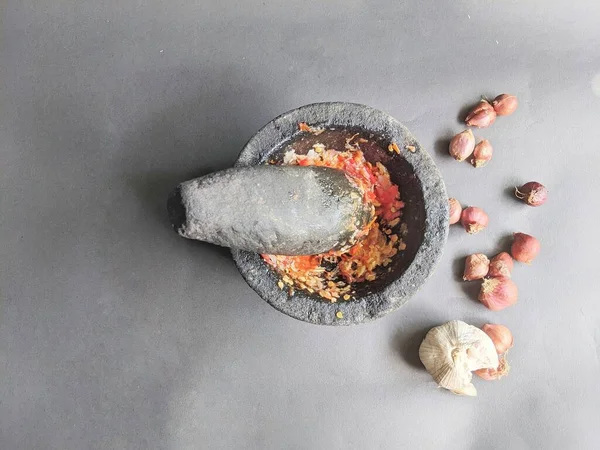 Geleneksel biber öğütme yöntemi, siyah arka planda