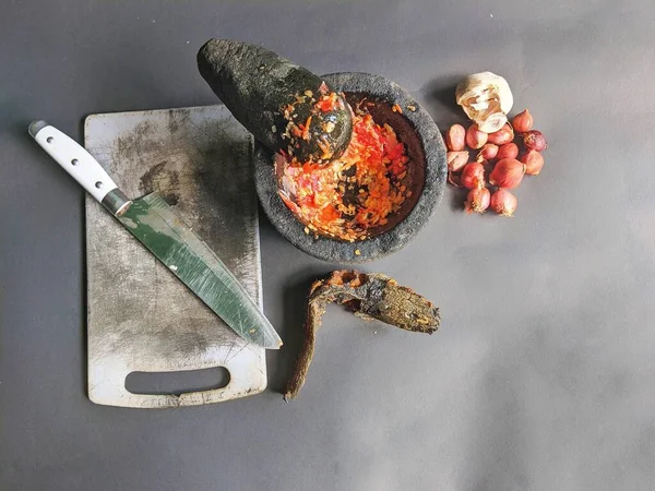 Geleneksel biber öğütme yöntemi, siyah arka planda