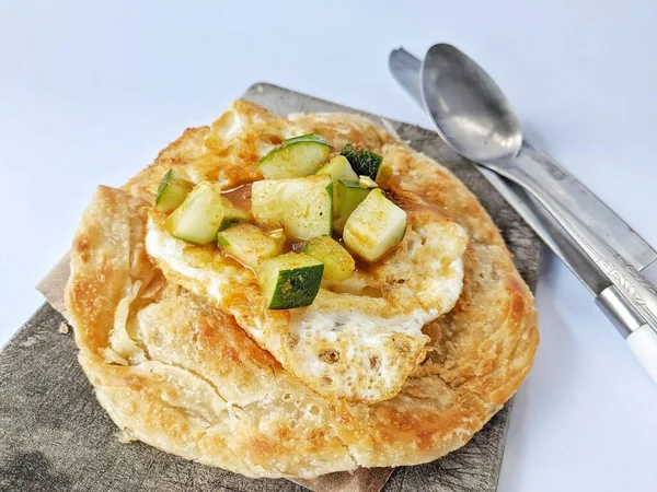 Yumurta ve salatalık dilimli, beyaz arka planda güneşli bir kanai.