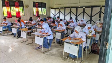 Sambas, Endonezya-28 Ocak 2024: Öğrenciler ve öğrenciler sınıfta okuyor