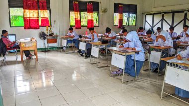 Sambas, Endonezya-28 Ocak 2024: Öğrenciler ve öğrenciler sınıfta okuyor