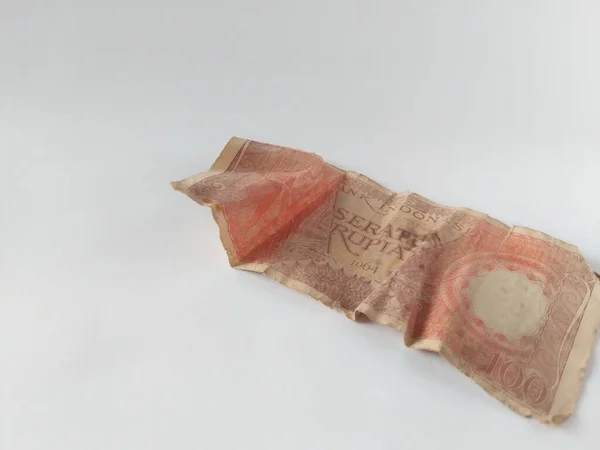 Sambas, Endonezya - 30 Ocak 2024: Eski Endonezya 100 rupia 'lık banknotlar