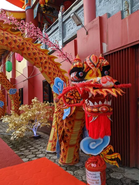 Sambas, Endonezya-03 Şubat 2024: 2024 Çin Yeni Yılı 'nı kutlamak için tapınakta fener ve çiçeklerle süslenmiş