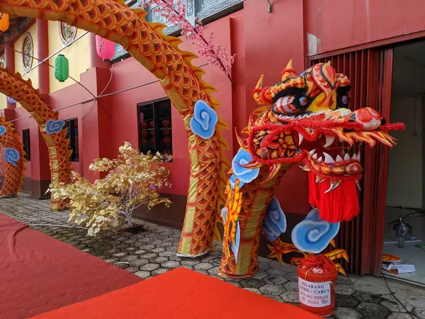 Sambas, Endonezya-03 Şubat 2024: 2024 Çin Yeni Yılı 'nı kutlamak için tapınakta fener ve çiçeklerle süslenmiş