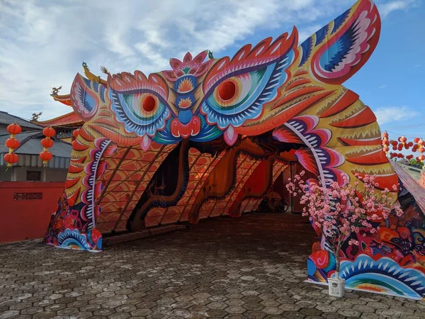 Sambas, Endonezya-03 Şubat 2024: 2024 Çin Yeni Yılı 'nı kutlamak için tapınakta fener ve çiçeklerle süslenmiş