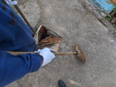 Doğal ve kentsel ortamlarda dökülen yaprakları temizleyen gönüllüler