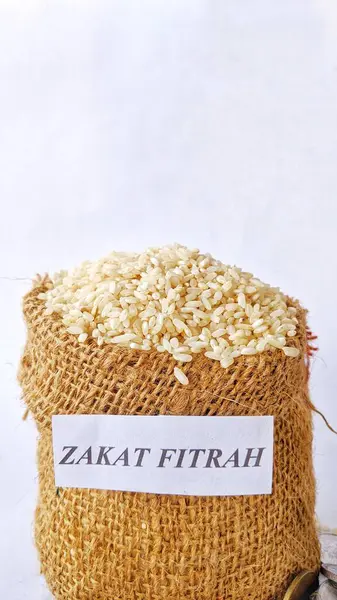 Bir çuval dolusu pirinç taneleri, kutsal Ramazan ayındaki İslam konsepti olan sadaka için.