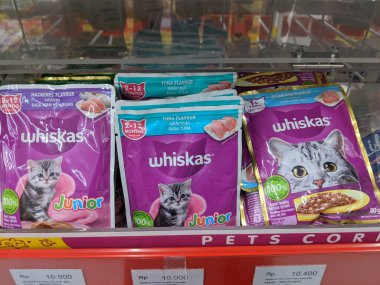 Sambas, Endonezya - 18 Şubat 2023: figürde bir Whiskas kedi maması paketi tutan el.