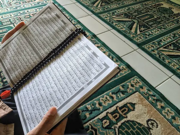 Mescid-i Haram 'da Kur' an 'ı okuyan gençler...