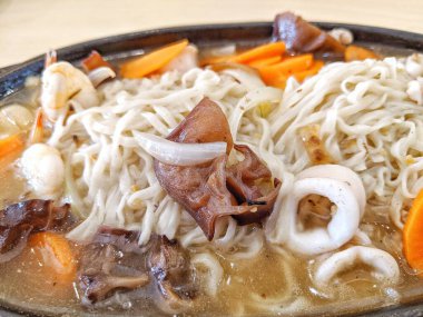 Erişteler yemek masasında sıcak servis ediliyor.