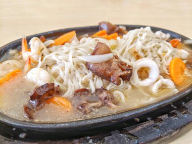 Erişteler yemek masasında sıcak servis ediliyor.