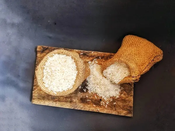 Tahta tahtalı bir çuvalda beyaz pirinç.