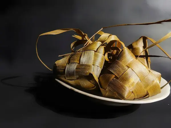 Genç hindistan cevizi yapraklarından yapılmış ketupat tavuğu.