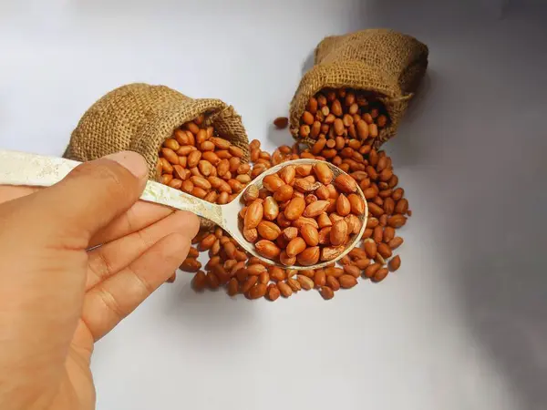 Siyah arka planda bir çuval dolusu fıstık.