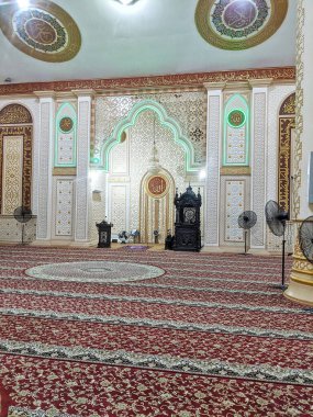 Sambas, Endonezya-27 Mart 2024: Cami içinde Arapça yazı ile süslenmiş oda