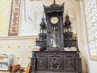 Sambas, Endonezya-31 Mart 2024: Cami içinde antika bronz saat sergileniyor